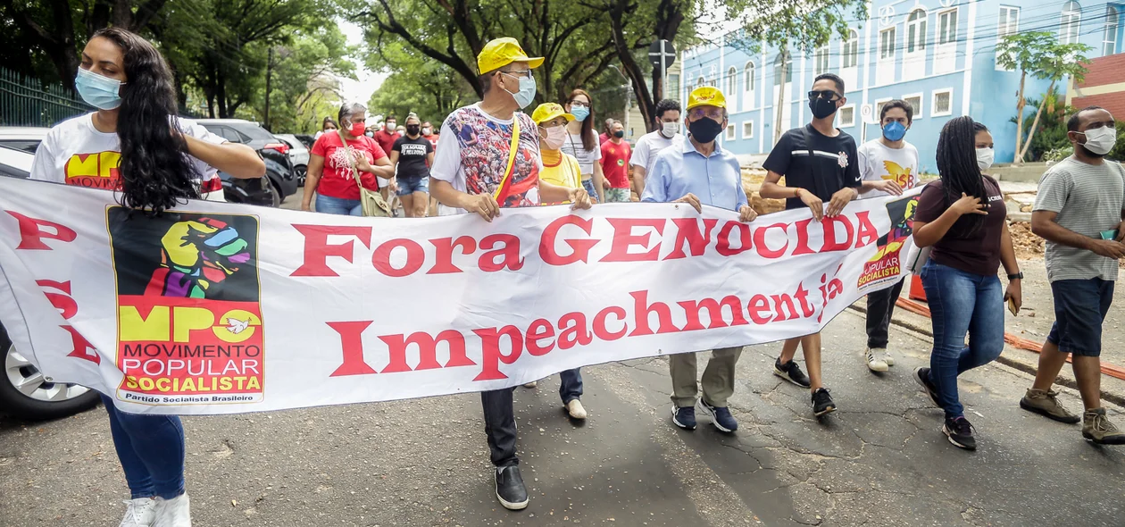Manifestantes com faixas