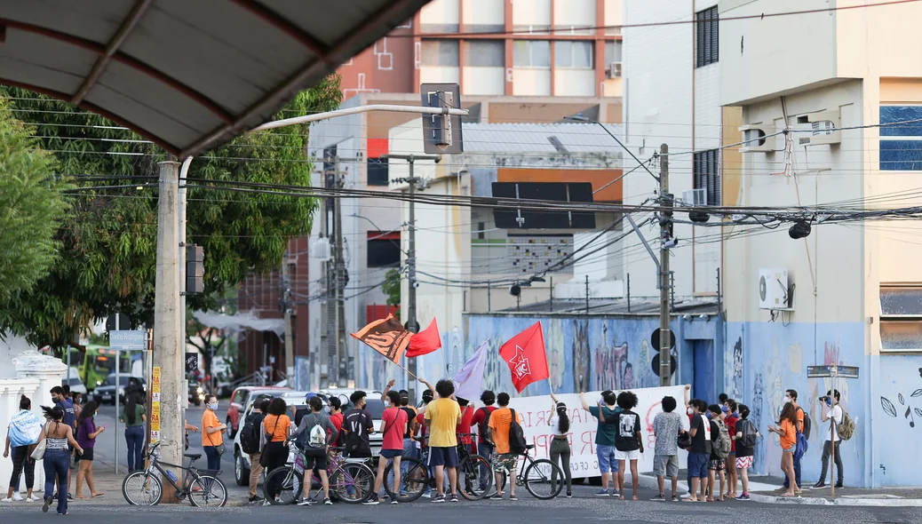 Manifestantes fecham rua em Teresina