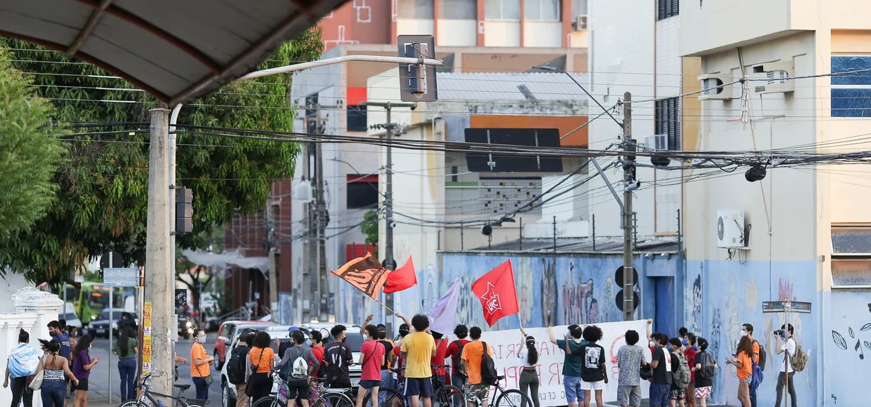Manifestantes fecham rua em Teresina