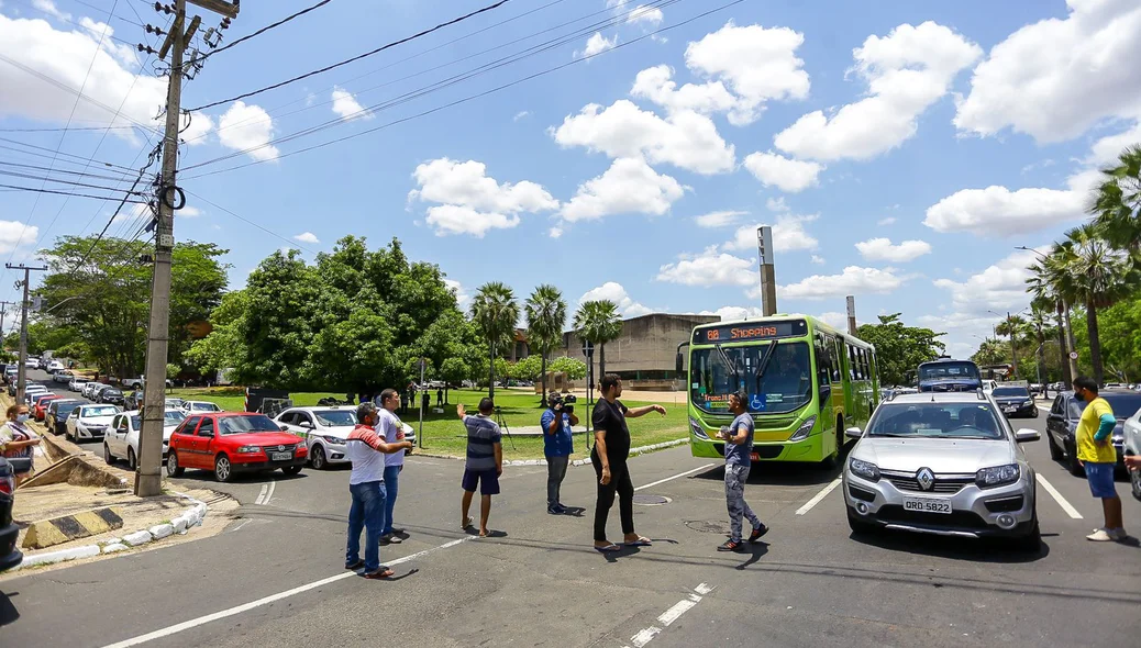 Manifestantes na Avenida Marechal Castelo Branco