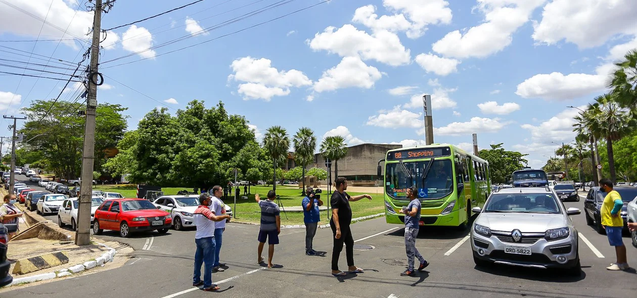 Manifestantes na Avenida Marechal Castelo Branco
