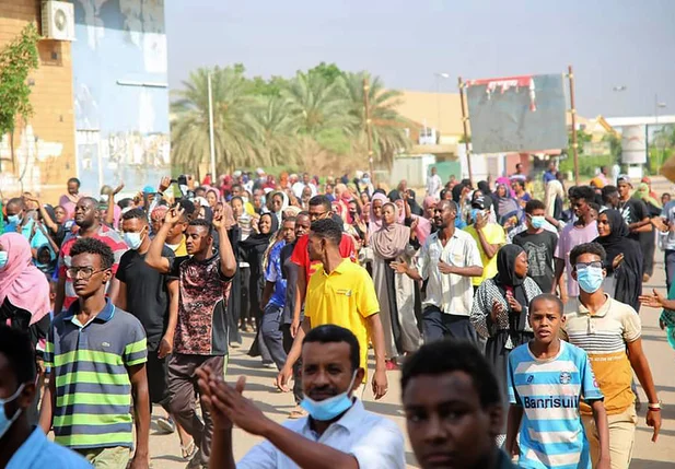 Milhares de manifestantes pró-democracia saem às ruas para condenar o golpe militar no Sudão