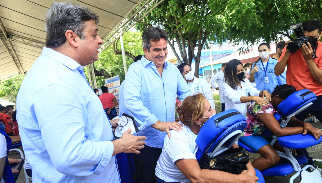 Ministro Ciro Nogueira fazendo massagem