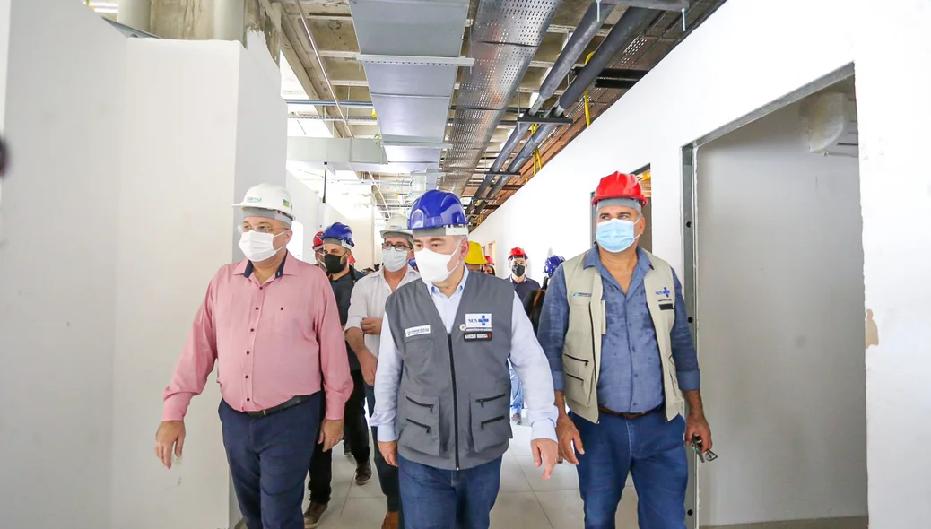 Ministro Marcelo Queiroga visita nova maternidade de Teresina