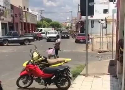 Momento em que a vítima é agredida em São Raimundo Nonato