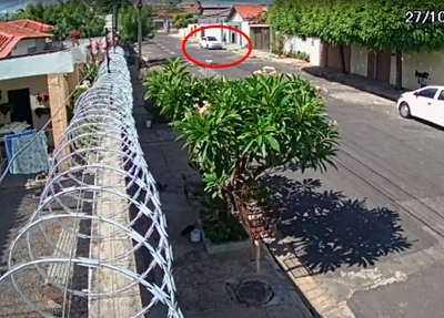 Momento que os bandidos invadem casa