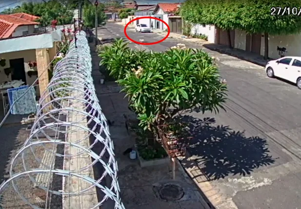 Momento que os bandidos invadem casa