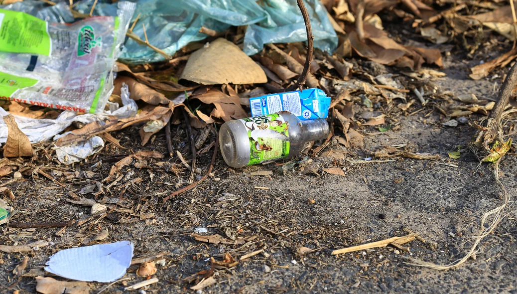 Moradores reclamam de lixo