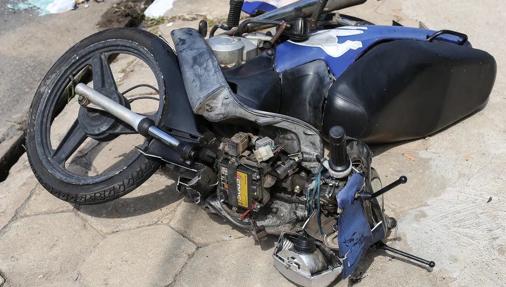 Moto ficou destruída