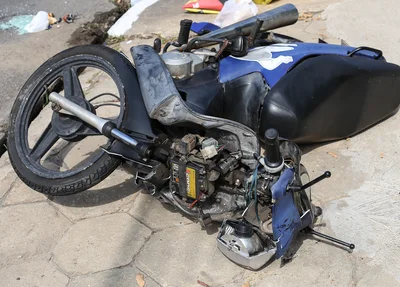 Moto ficou destruída