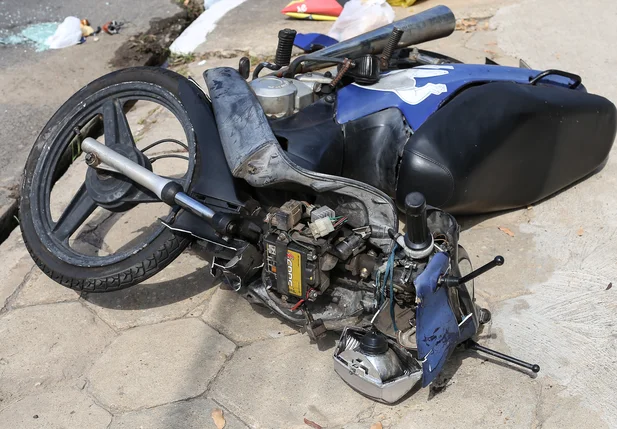 Moto ficou destruída