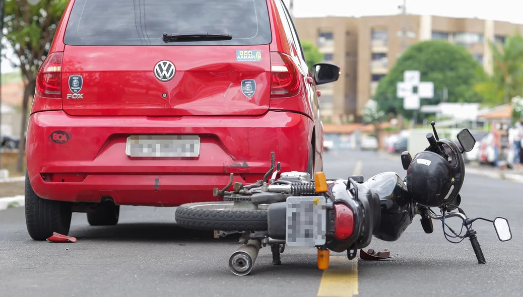 Motocicleta colidiu no carro de passeio
