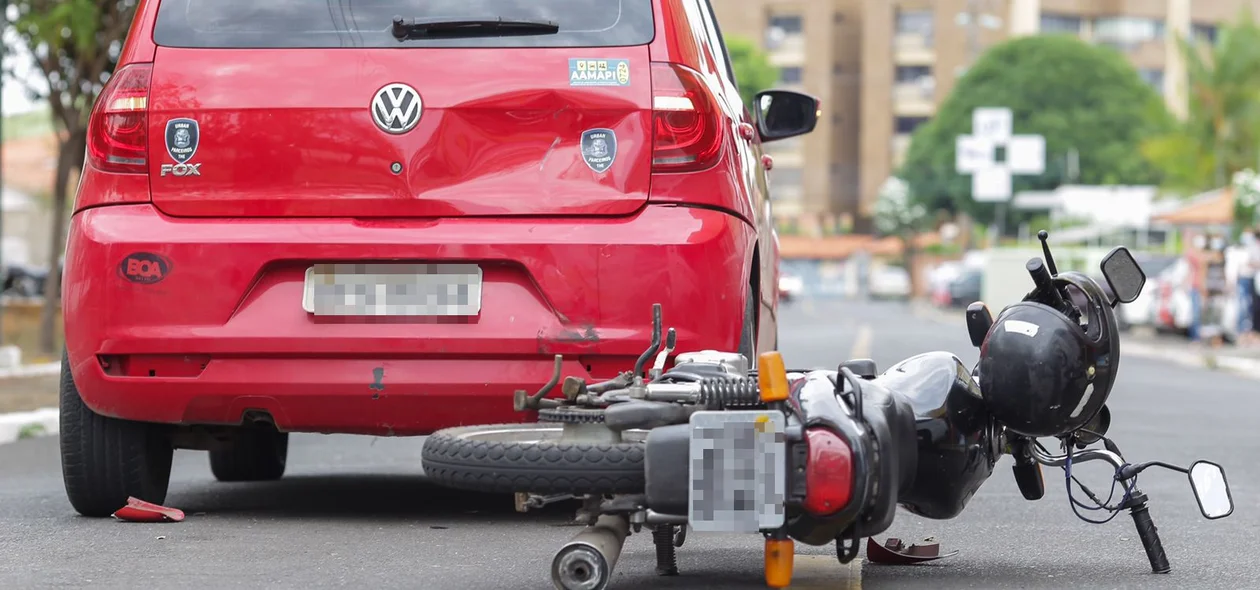 Motocicleta colidiu no carro de passeio