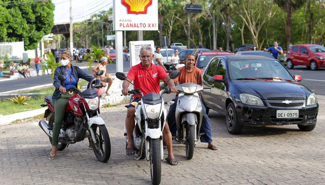 Motociclistas aguardam para abastecer