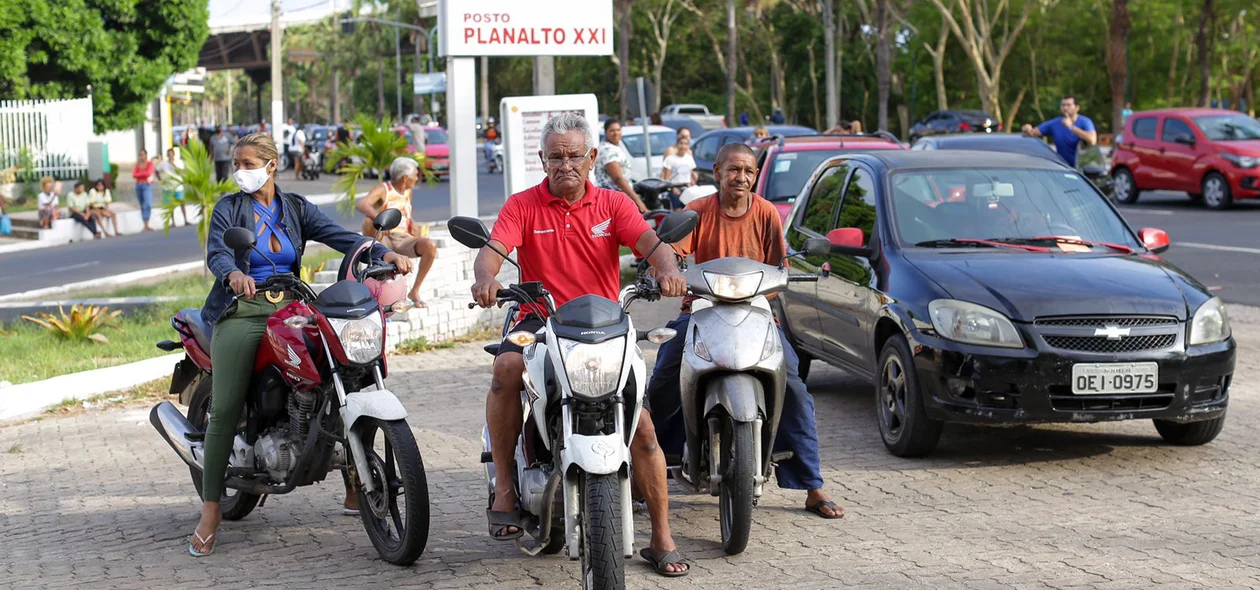 Motociclistas aguardam para abastecer