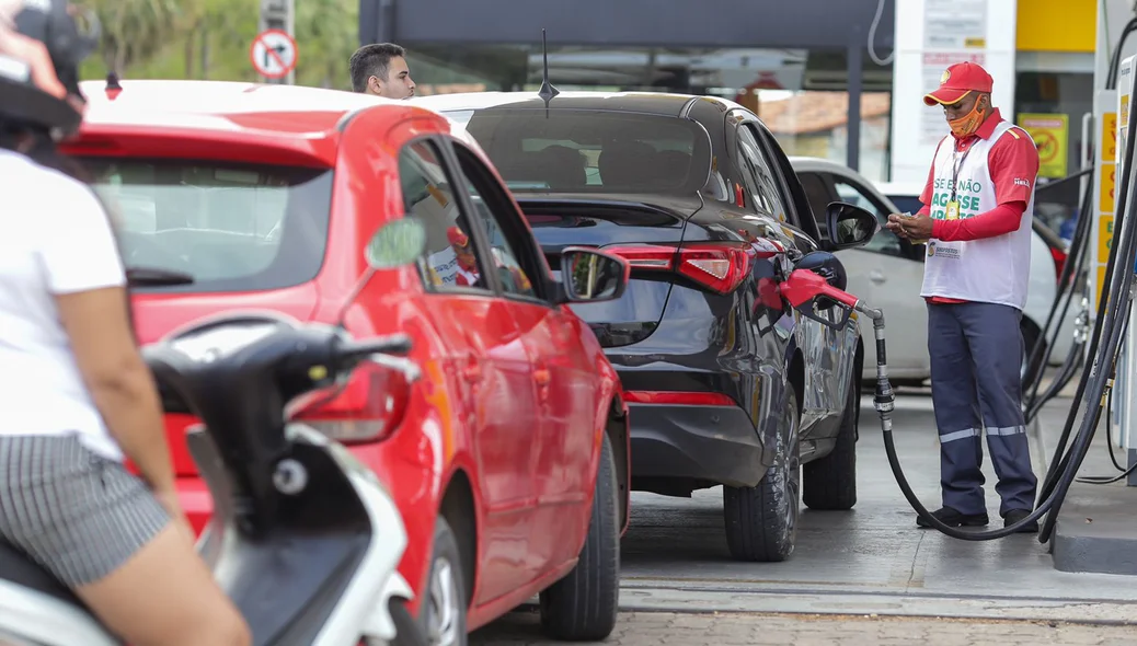 Motoristas abastecem no posto da Avenida Marechal Castelo Branco
