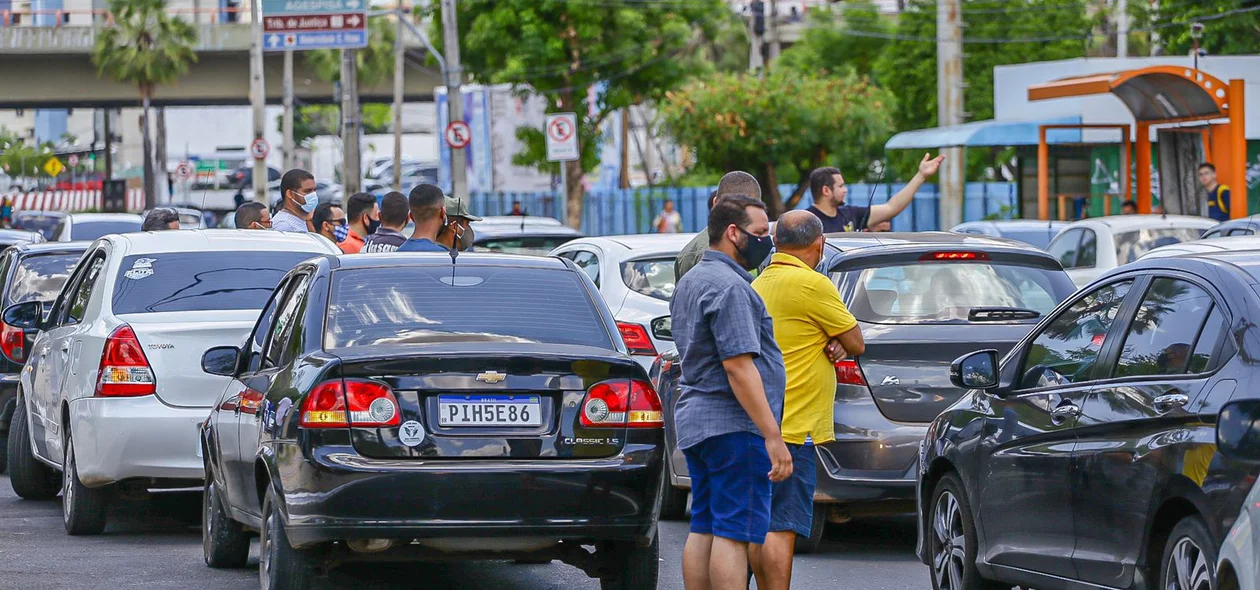 Motoristas de aplicativo em manifestação na frente da Alepi