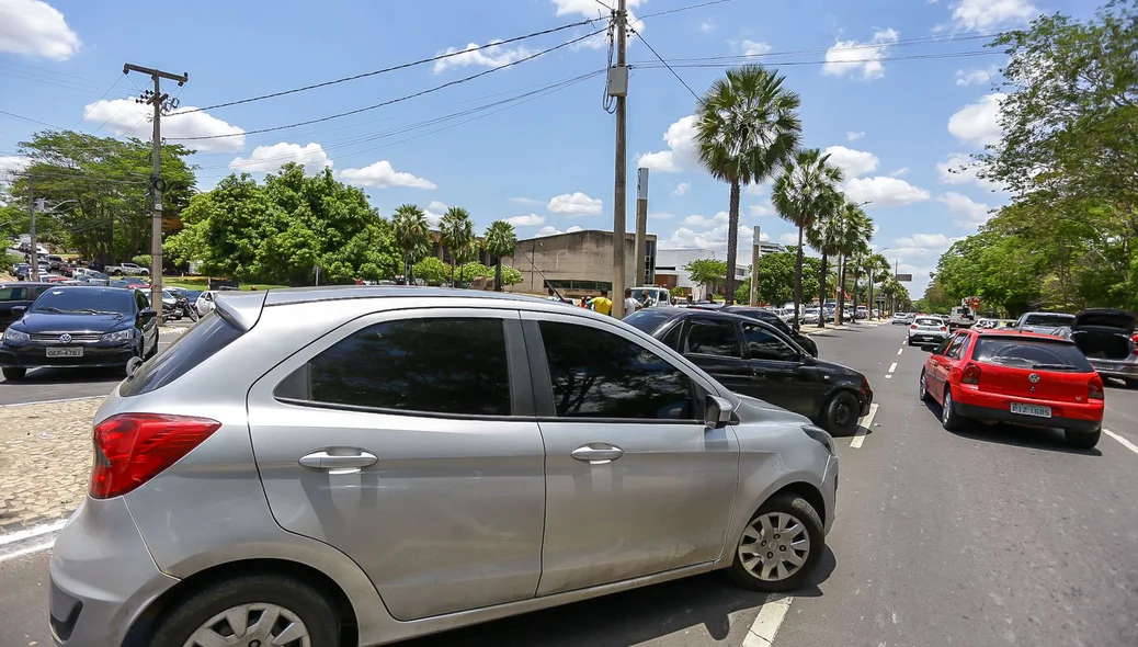 Motoristas de aplicativo na frente da Alepi