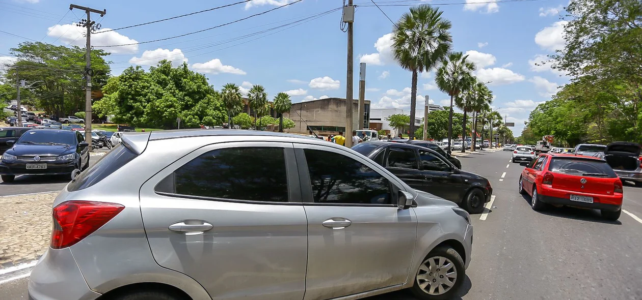 Motoristas de aplicativo na frente da Alepi