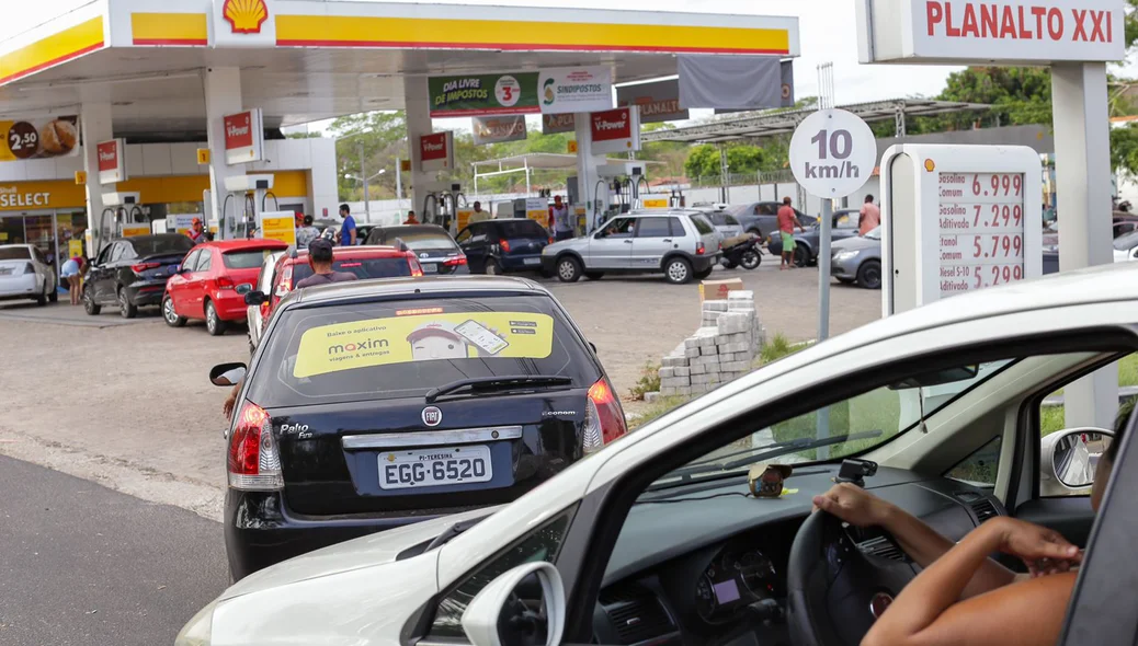 Motoristas fazem fila na Avenida Marechal Castelo Branco