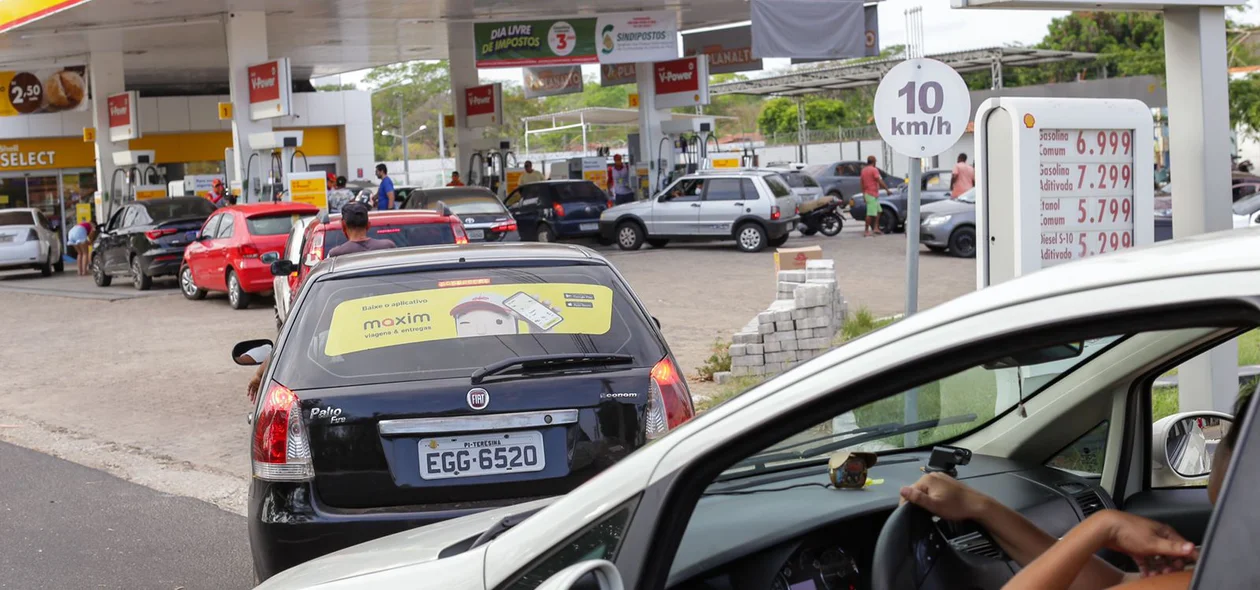 Motoristas fazem fila na Avenida Marechal Castelo Branco