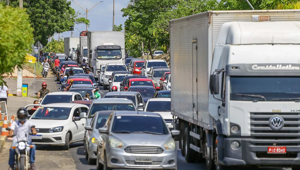 Motoristas fazem fila na Avenida Prefeito Wall Ferraz na zona sul de Teresina