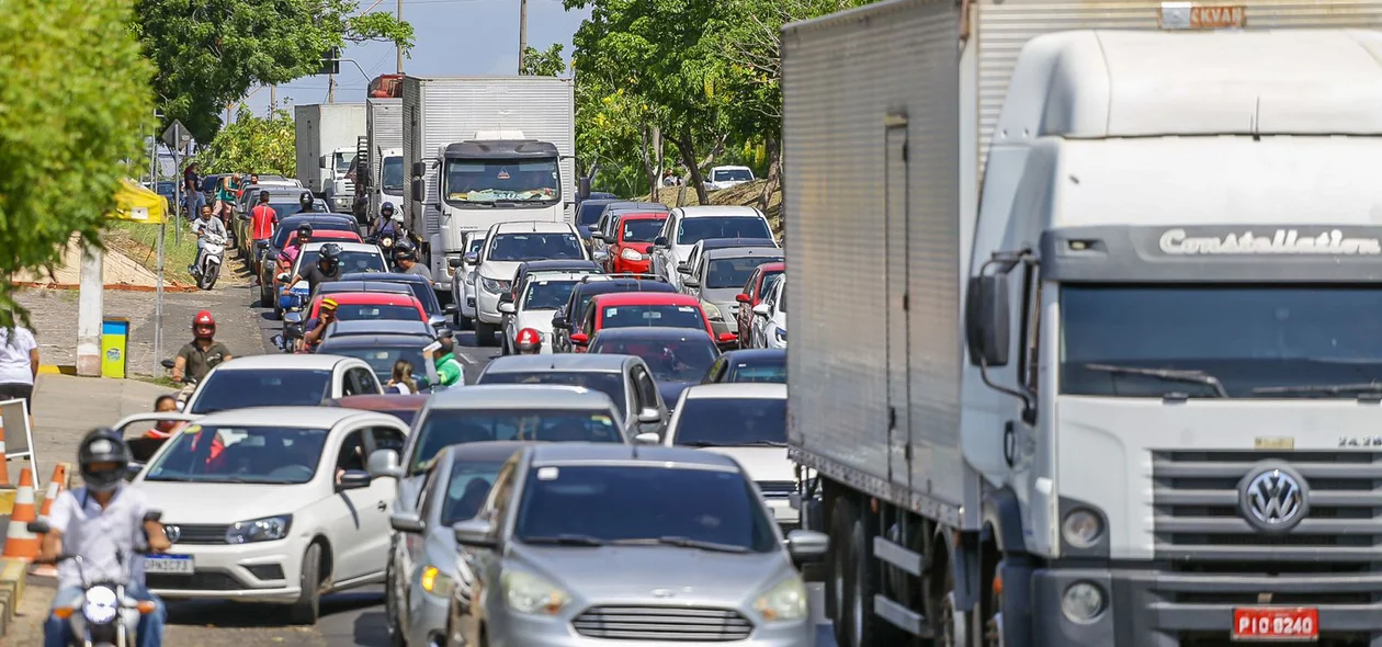 Motoristas fazem fila na Avenida Prefeito Wall Ferraz na zona sul de Teresina
