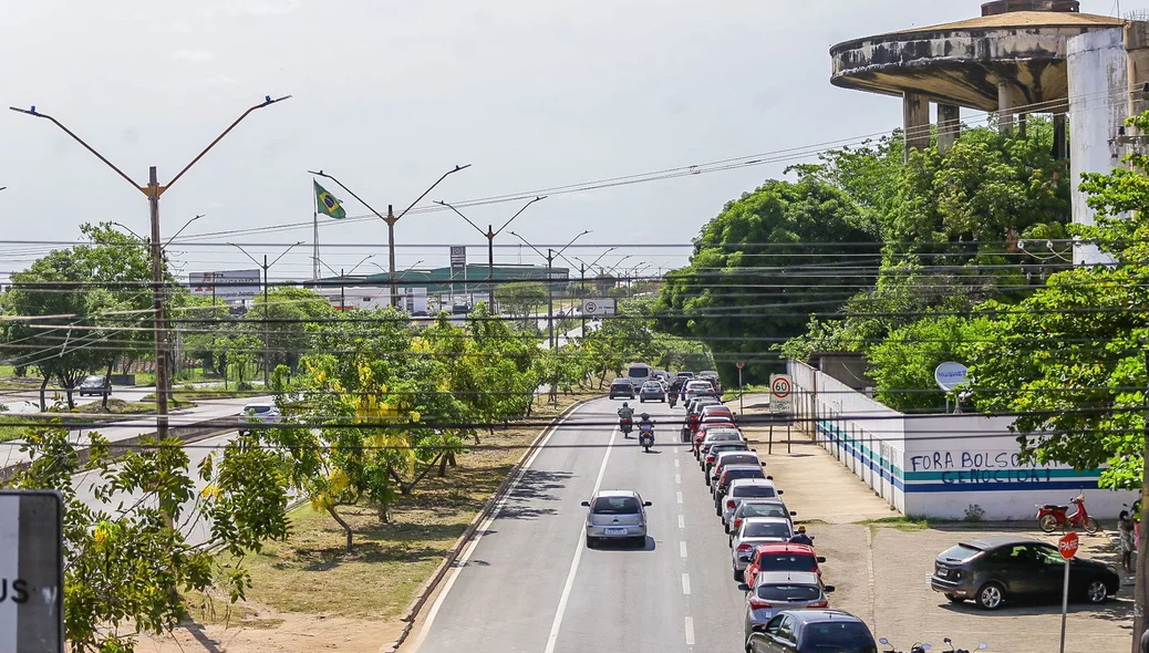 Motoristas fazem fila para abastecer em posto na zona sul