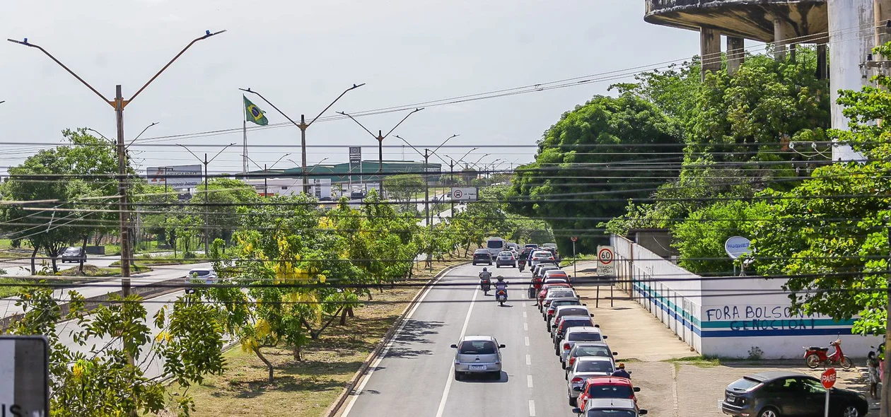 Motoristas fazem fila para abastecer em posto na zona sul
