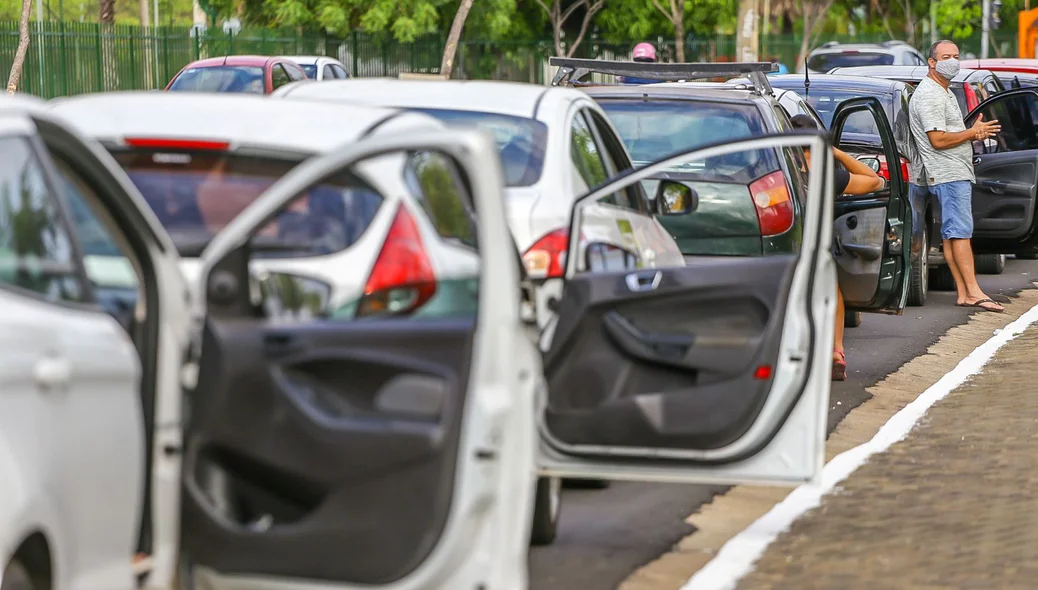 Motoristas fazem fila