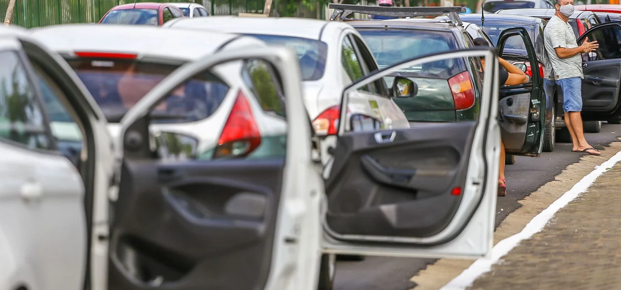 Motoristas fazem fila
