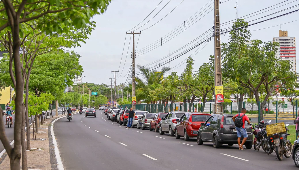 Motoristas fizeram fila na Avenida Raul Lopes