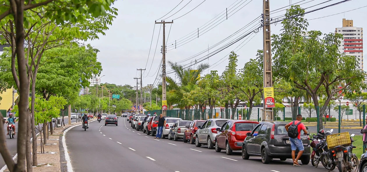 Motoristas fizeram fila na Avenida Raul Lopes