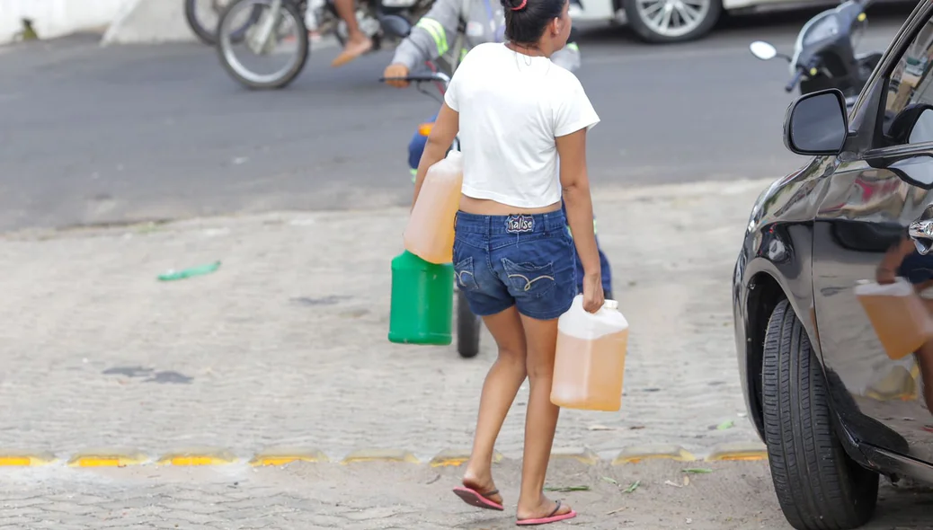 Mulher com galões de gasolina