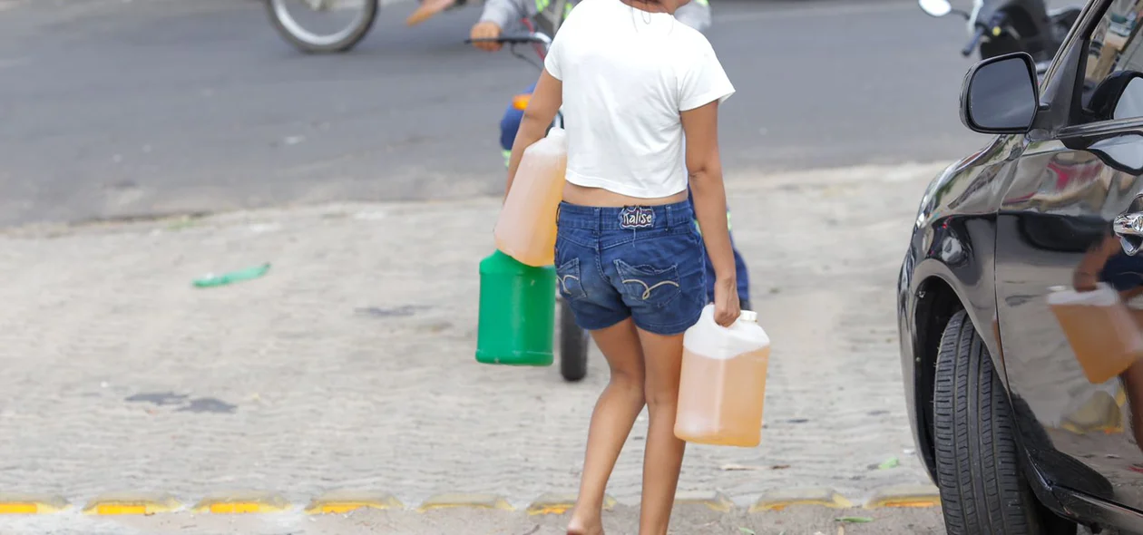 Mulher com galões de gasolina