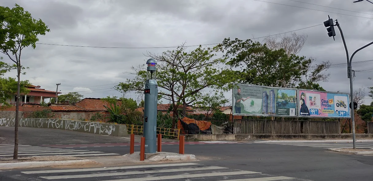 O aparelho também tem um dispositivo sonoro que orienta os pedestres