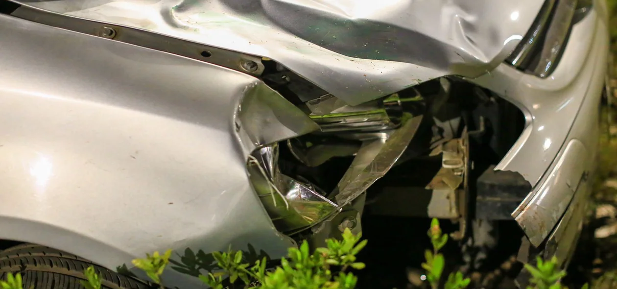 O carro ficou com a frente destruída