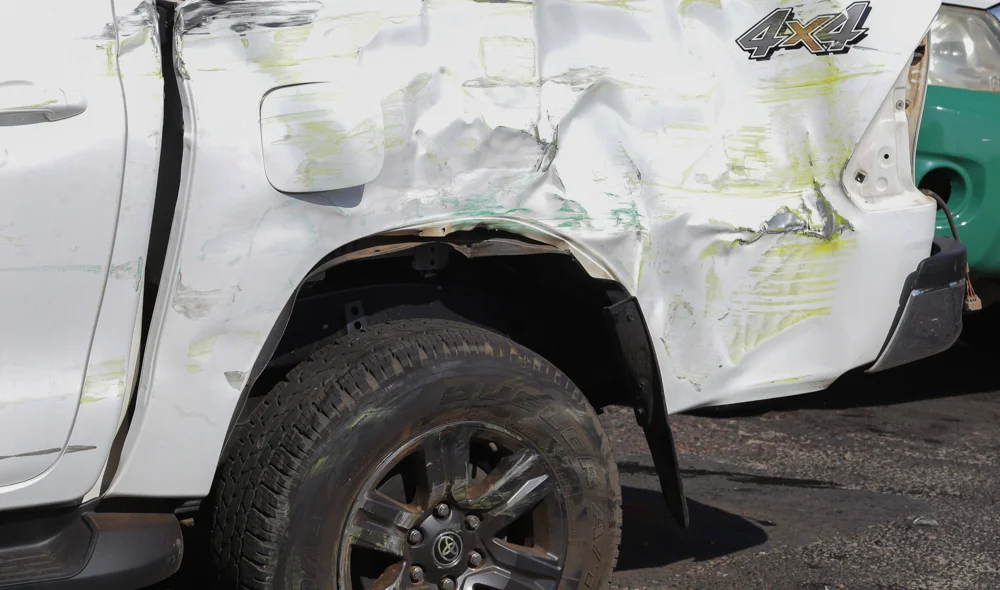 O ônibus colidiu na traseira da hilux