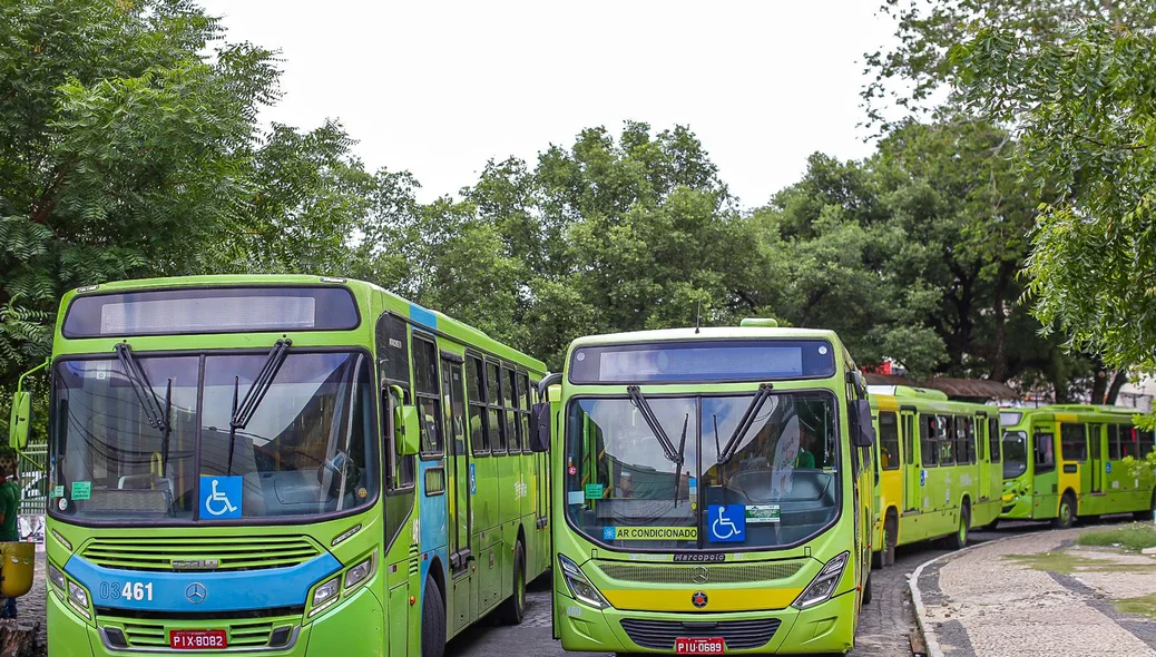 Ônibus bloquearam os dois sentidos da pista na Praça Saraiva