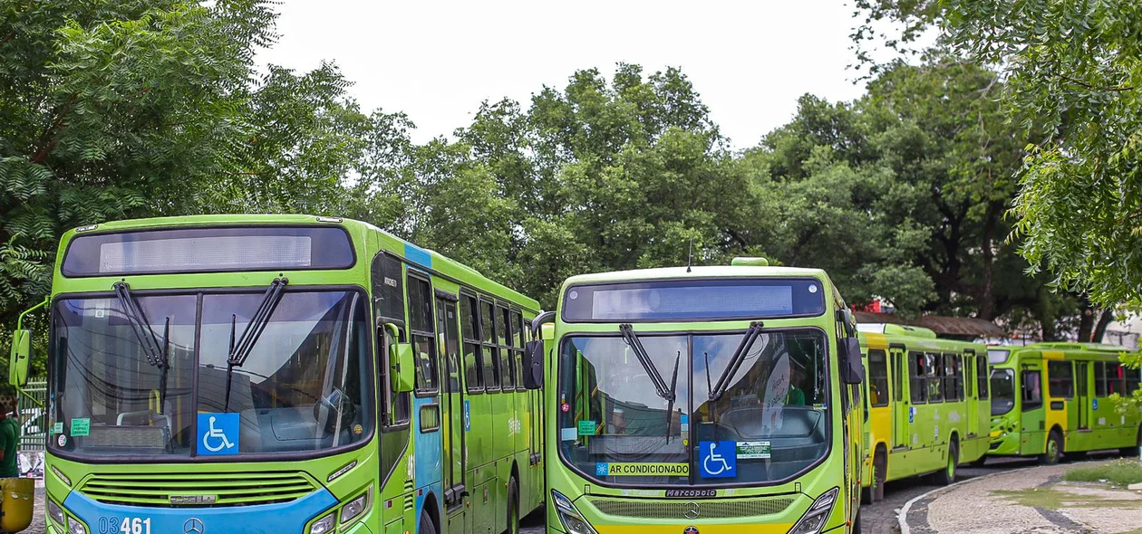 Ônibus bloquearam os dois sentidos da pista na Praça Saraiva