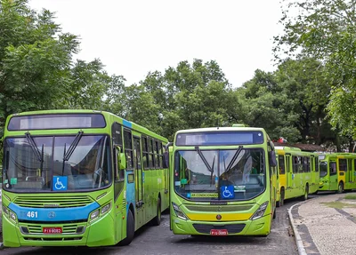 Ônibus bloquearam os dois sentidos da pista na Praça Saraiva