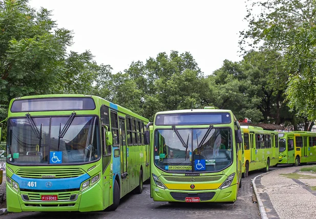 Ônibus bloquearam os dois sentidos da pista na Praça Saraiva