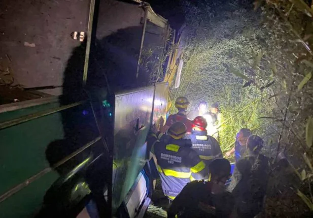Ônibus com 52 pessoas a bordo caiu em uma ribanceira