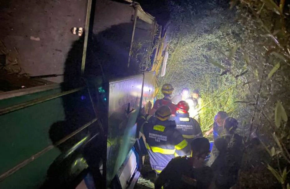 Ônibus com 52 pessoas a bordo caiu em uma ribanceira