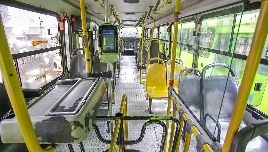 Ônibus estão parados na Praça da Bandeira em Teresina