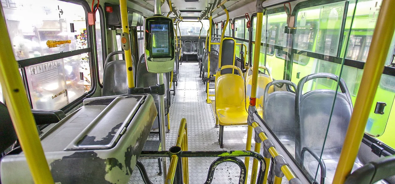 Ônibus estão parados na Praça da Bandeira em Teresina