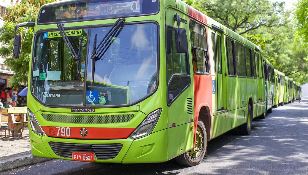 Ônibus estão parados na Praça da Bandeira