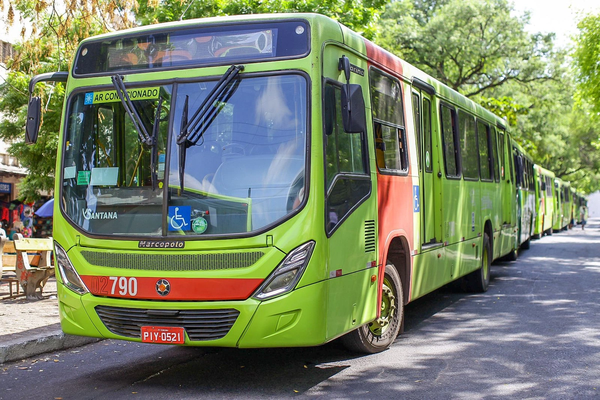 Ônibus estão parados na Praça da Bandeira