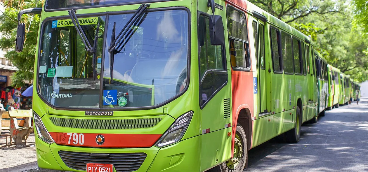 Ônibus estão parados na Praça da Bandeira
