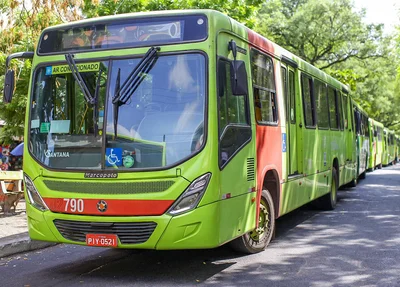 Ônibus estão parados na Praça da Bandeira